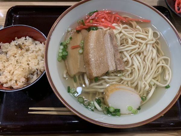 「三枚肉すば 800円」@けんぱーのすばやーの写真