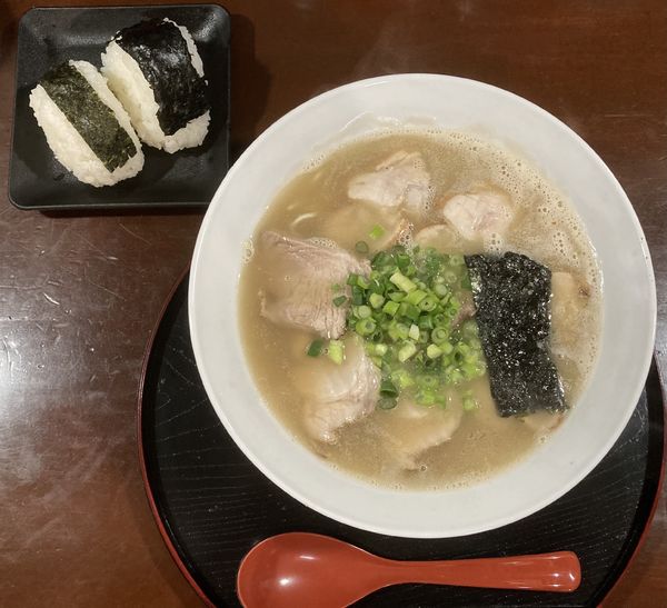 「チャーシューメン+替玉+おにぎり　計1300円」@ラーメン 旦過の写真