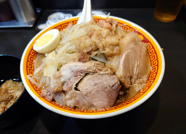 「ラーメン(豚2枚・半玉子)」@えどもんどの写真