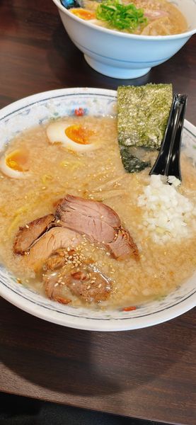 「特製背脂4倍生ニンニク醤油ラーメン(850円)玉ねぎ(70円)背」@ラーメン・ぶーけの写真