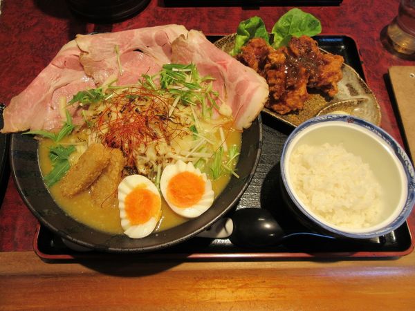 「期間限定みそカレーらぁめん（９３５円）＋ちゃあしゅう＋唐揚げ」@みそ神の写真