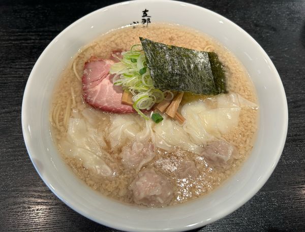 「ワンタンメン（醤油）＋背脂」@支那ソバ 小むろの写真