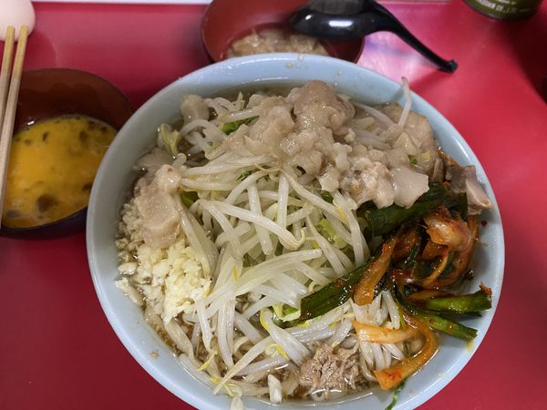 「小ラーメン　ピリ辛ニラダレ　甘〜い脂　生卵」@ラーメン二郎 中山駅前店の写真
