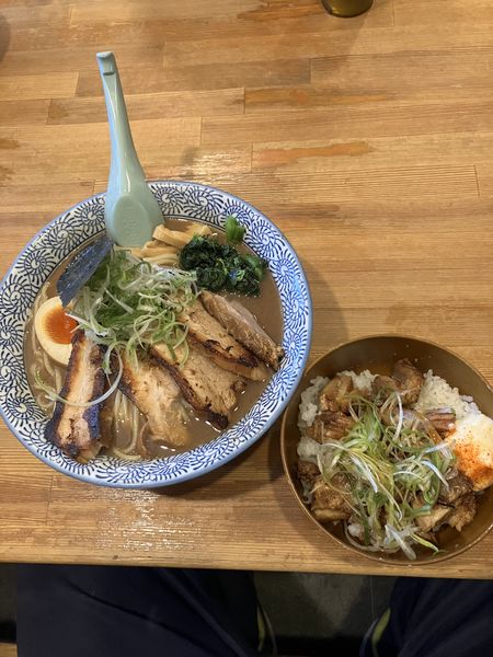 「チャーシュー麺こってり魚介大盛り チャーシュー丼」@麺屋青山 臼井店の写真