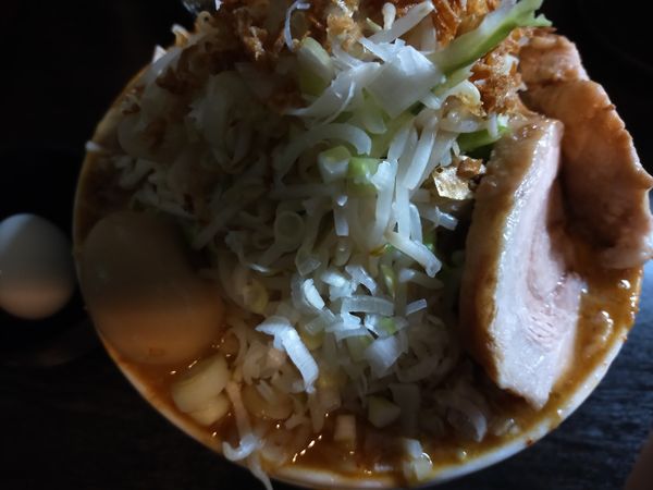 「【限定】かれ～うろん1200円+生姜50円+持ち込みおにぎり」@豚星。の写真