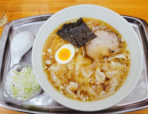 「ワンタン麺(小盛り)+きざみネギ」@川越大勝軒の写真