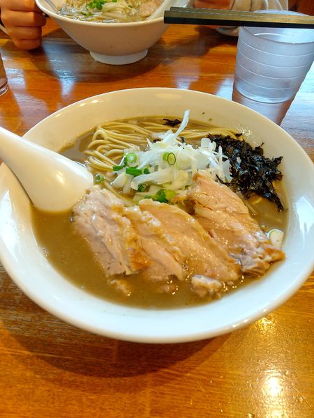 「濃厚煮干しそば(中)+チャーシュー」@中村屋総本山の写真