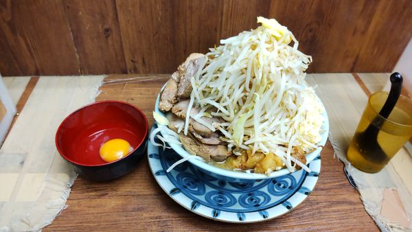 「ブタ入り(麺少なめと麺硬め)＋生たまご」@ラーメン二郎 池袋東口店の写真
