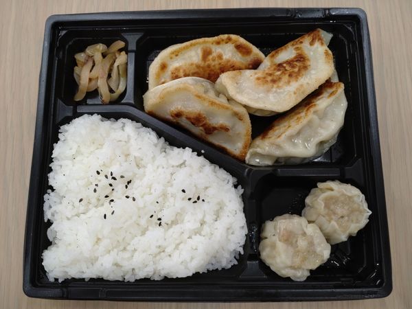 「餃子弁当　１０００円」@天津餃子 黒塀横丁店の写真