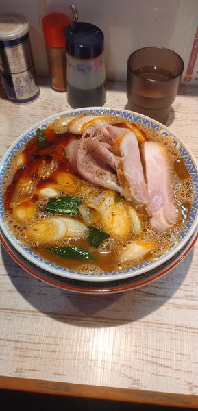 「(限定)深谷辛ネギブラック+限定焼豚」@中華そば 四つ葉の写真