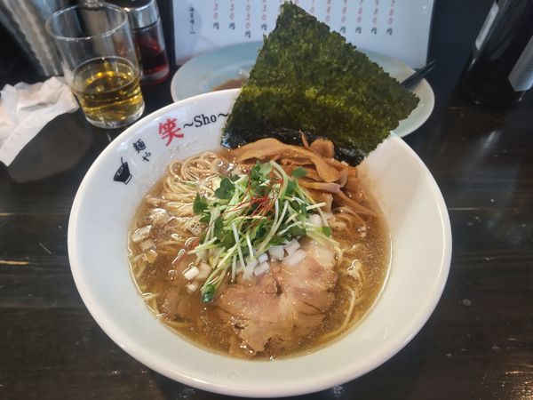 「煮干しらーめん780円＋ギョーザとビール」@麺や 笑 ～Sho～の写真