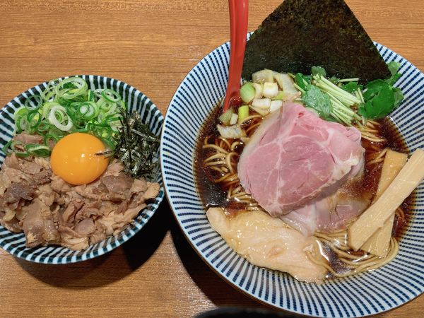 「特製煮干しそば黒醤油＋炙りチャーシュー丼」@寿製麺よしかわ 川越店の写真