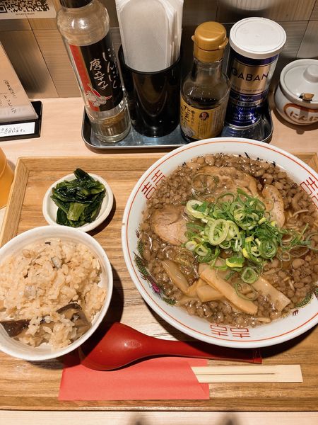 「尾道ラーメンセット（限定鶏炊き込みご飯）」@尾道ラーメン 八じゅう 蒲田本店の写真