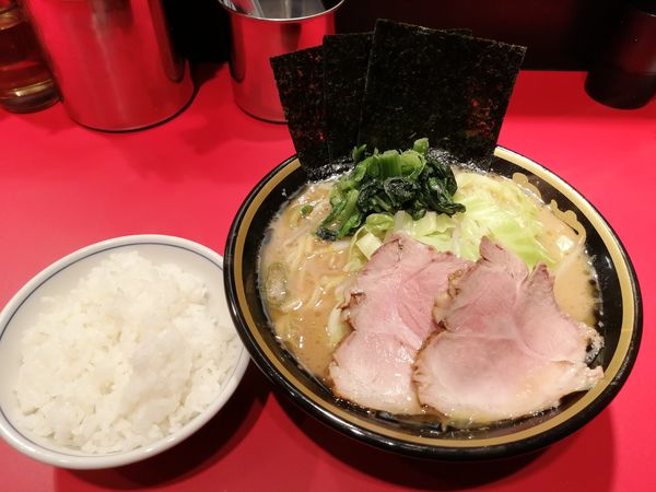 「ラーメン　750円　Twitterフォロー野菜盛り無料ライス」@家系らーめん 登戸家の写真