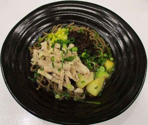 「自家製黒カレーと鶏チャーシューのまぜ蕎麦　599円」@MAGIC NOODLE 香味麺房 恵比寿店の写真