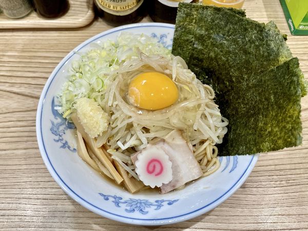 「サッポロ赤星＋キリンラガー＋賄焼豚皿→油そば 生玉子大蒜海苔」@らーめん 高尾の写真