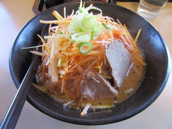 「ネギ味噌ラーメン（９００円）＋若鶏竜田香味ソース　７３０円」@らーめん うそだっぺーの写真