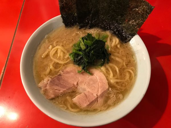 「豚骨醤油らーめん 800円」@武蔵家 沖縄本店の写真