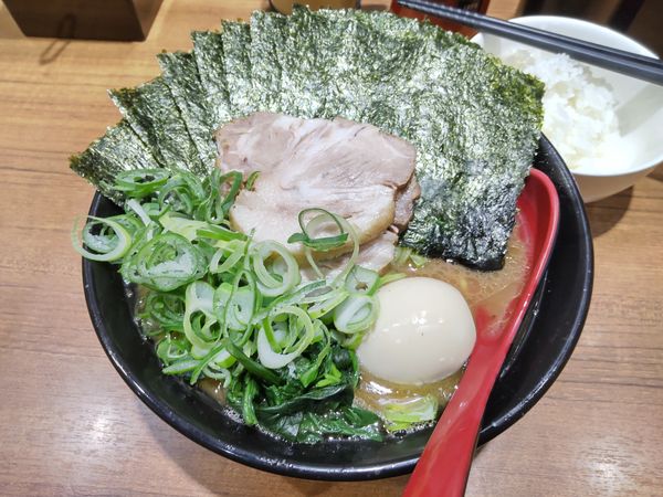 「全部盛りラーメン＋のり」@麺家 黒の写真