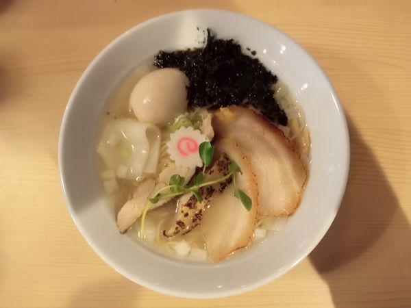 「貝だし汐らーめん＋特製トッピング」@クラム&チキンヌードル クラチキの写真