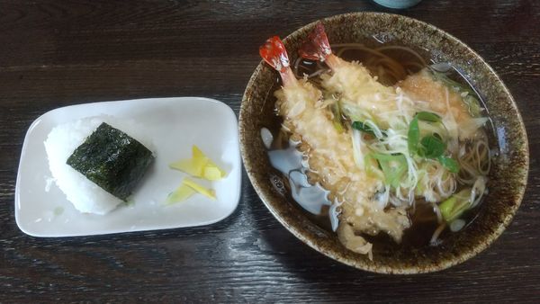 「天婦羅そば670円、おにぎり梅120円」@更科の写真