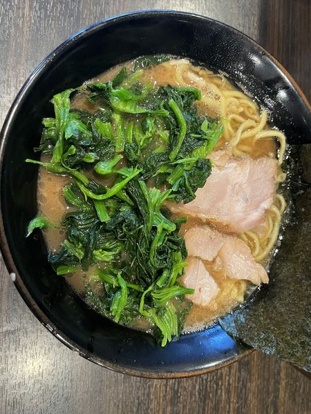 「濃厚豚骨らーめん(並)780円＋青菜120円」@横浜らーめん 寿三家の写真