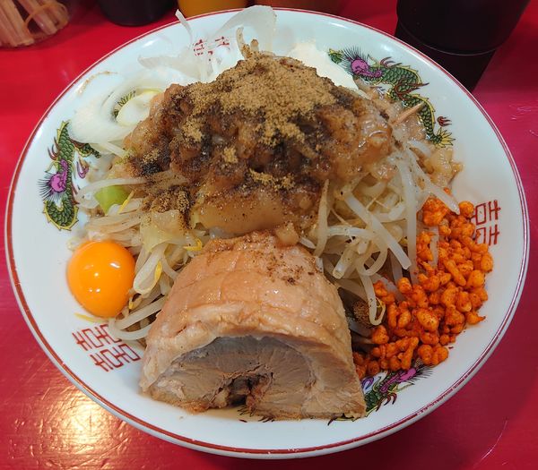 「まぜそば(ミニ、麺少なめ、870円)」@鷹の目 大宮店の写真