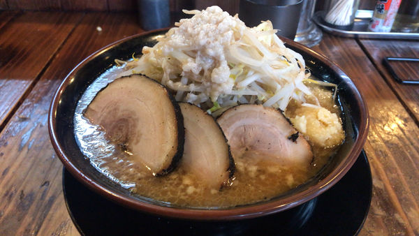 「ﾗｰﾒﾝ 小  ぶた（ﾁｬｰｼｭｰ2枚） ￥950円」@麺や豚髭の写真