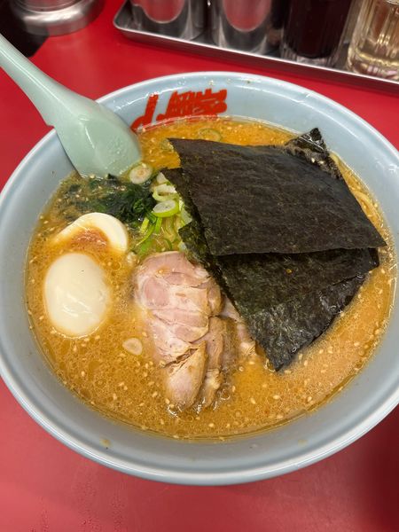 「特製味噌チャーシュー麺大盛(1240円)+味玉(JAF会員)」@ラーメン山岡家 伊勢崎宮子店の写真