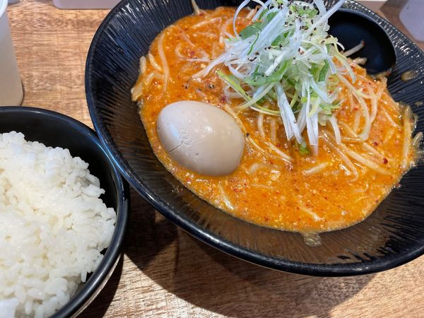 「辛味噌ラーメン（800円）,味玉（100円）,小ライス（50円）」@大塚屋の写真