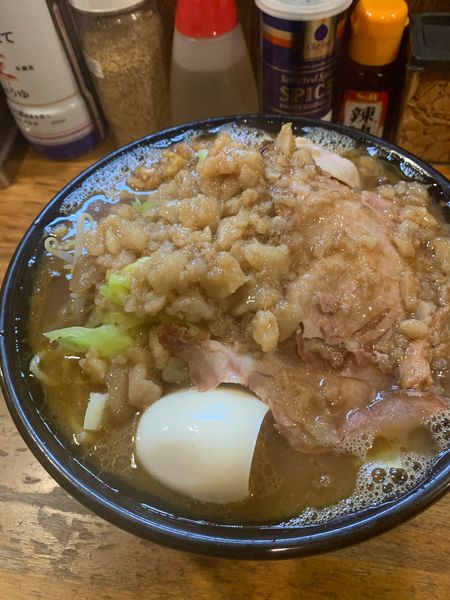 「家系二郎ラーメン(味付け玉子ﾁｬｰｼｭｰ)背脂」@横浜ラーメン とんこつ家 いわき店の写真