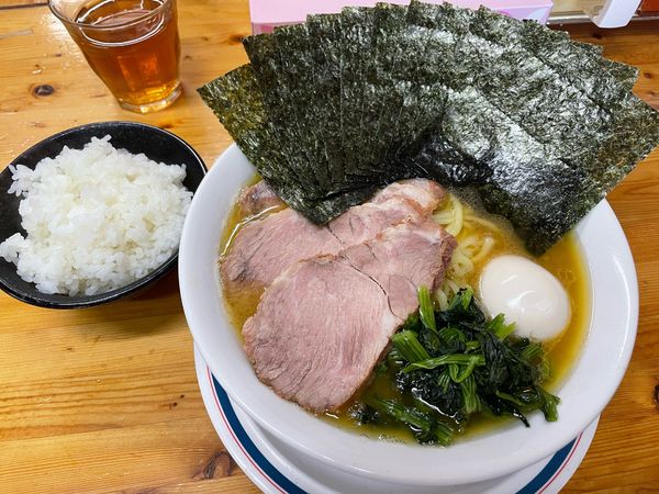 「全部のせラーメン 並盛 + 半ライス」@横浜家系ラーメン 武蔵境つばさ家の写真
