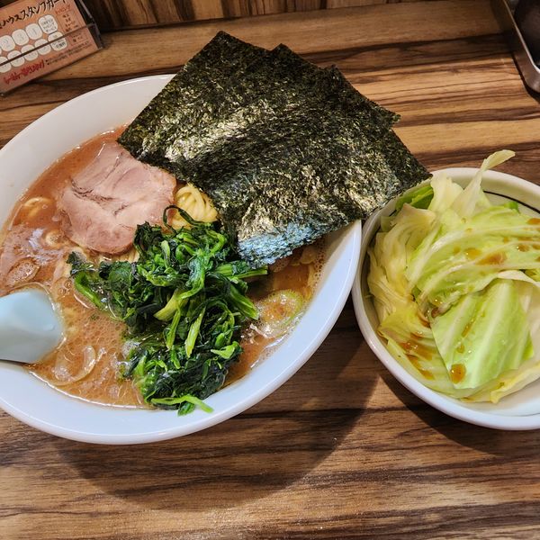 「ラーメン中盛＋キャベツ＋ほうれん草」@横浜家系らーめん 五丁目ハウスの写真