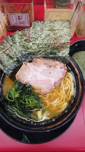「ラーメン+半ライス」@家系ラーメン王道家直伝 との丸家 松飛台店の写真