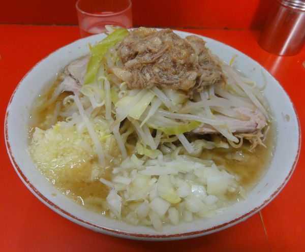 「小850円野菜少なめニンニク脂玉ねぎ」@ラーメン二郎 松戸駅前店の写真