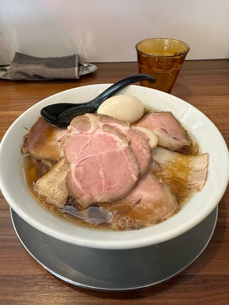「『醤油らーめん全部のせ中盛』　1270円」@純手打ち だるまの写真