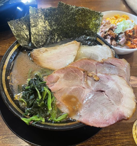 「ネギチャーシュー(赤)5枚＋トロ＋バラ」@家系ラーメン王道家直系 環家の写真