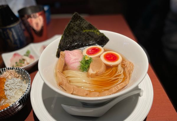 「津軽煮干し中華蕎麦（味玉入り）¥900」@酒肴場 屯の写真