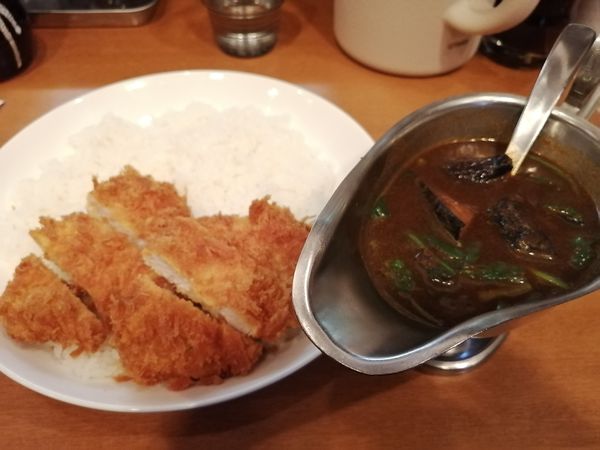 「なすとほうれん草のカリー(豚ヒレカツ付)990円」@ジンコックの写真