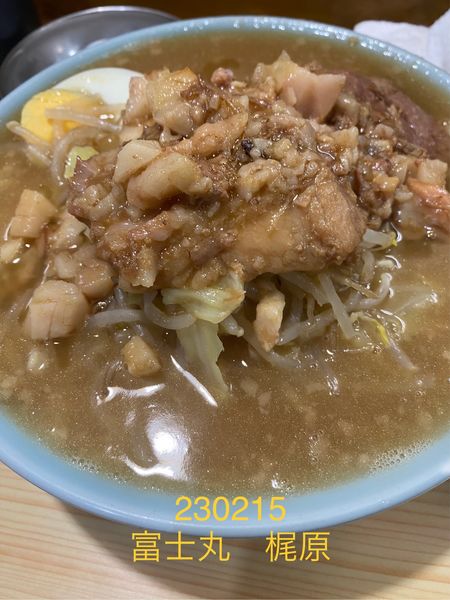 「ラーメン半分＋生玉子1,000+100」@ラーメン富士丸 明治通り都電梶原店の写真
