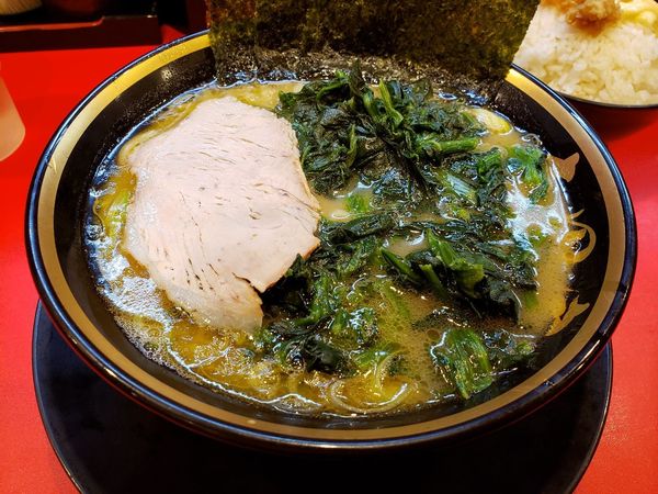 「朝ラーメン　ほうれん草　ライス(無料)」@横浜家系ラーメン 志田家 蒲田店の写真