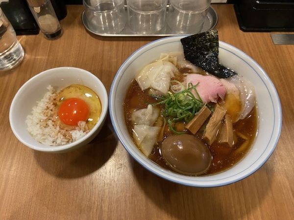 「特製醤油ラーメン＋玉子かけごはん」@MENクライの写真