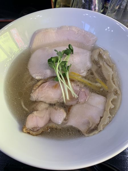「淡麗鶏そば(塩)900円 鶏モモ100 ぶっ込みﾗｲｽ(中)」@鶏ポタラーメン 鶏鬼の写真