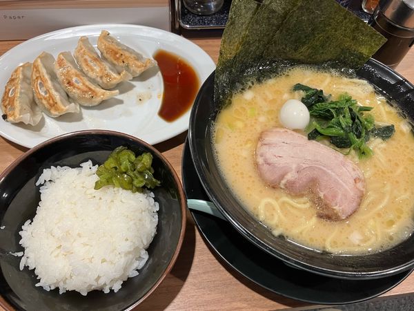 「ラーメン　餃子セット」@横浜家系ラーメン 晴天家 武蔵小金井店の写真