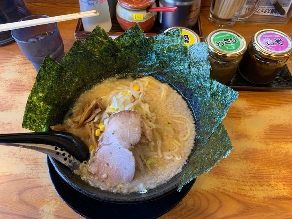 「でーかわラーメン890円+ランチ限定食べ放題ごはんのり佃煮セット」@川出拉麺店の写真