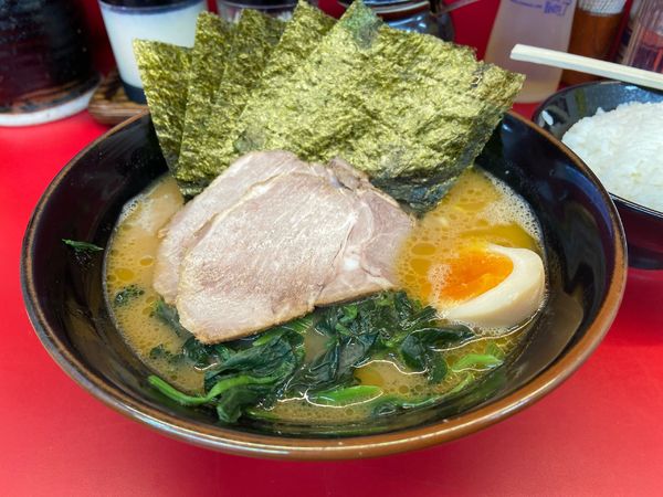 「特製ラーメン 並 950円 無料ライス」@横浜ラーメン 山本家の写真