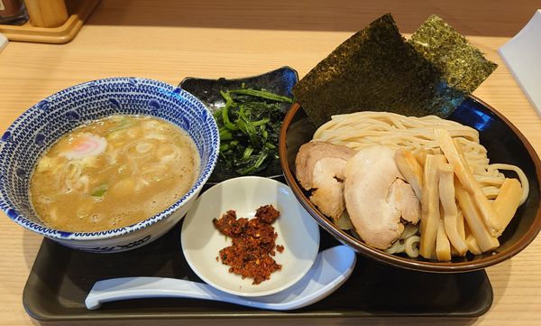 「特製つけめん小+辛味、ほうれん草(1140円)」@舎鈴 北浦和駅前店の写真