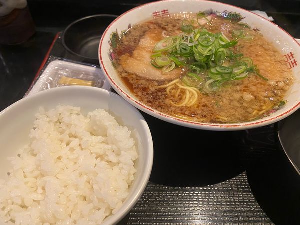 「ラーメン(黒)🍜🥢朝定食🍚」@炭火屋 もり平の写真