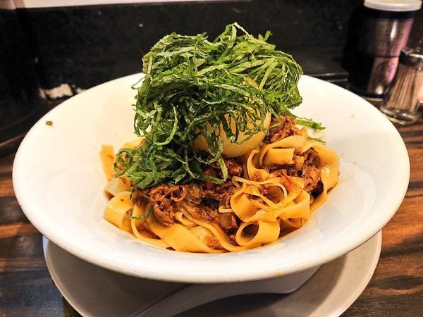 「牛すね肉、トマトのしょうゆ煮込みのまぜそば」@稲荷屋の写真