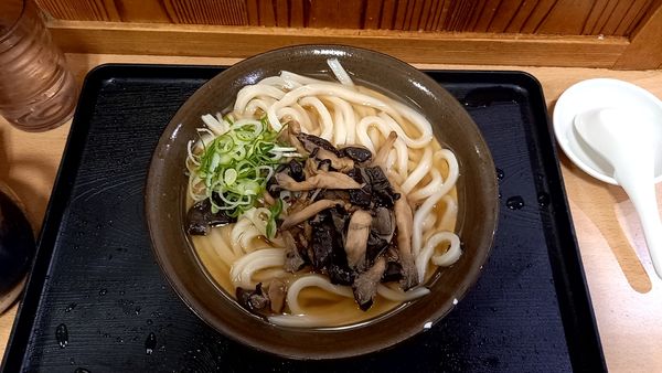 「しめじうどん」@牧のうどん 博多バスターミナル店の写真